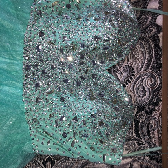 Prom/Banquet Dress - Picture 2 of 8